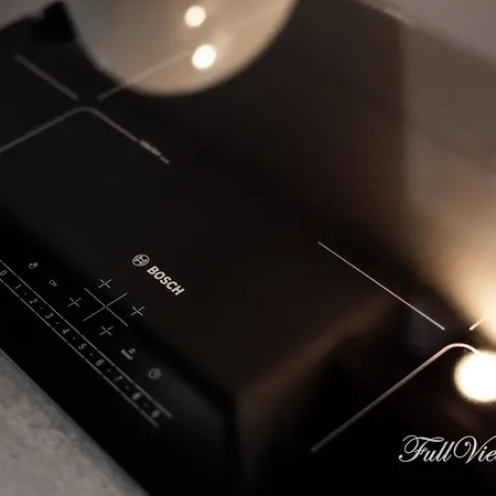 Fullview Deluxe, Free Underground Parking Apartment *