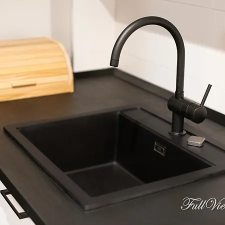 Fullview Deluxe, Free Underground Parking Apartment *