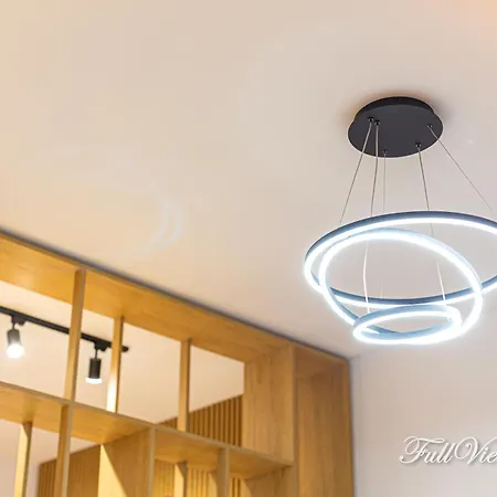 Fullview Deluxe, Free Underground Parking Apartment *