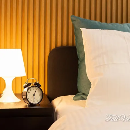 Fullview Deluxe, Free Underground Parking Apartment *